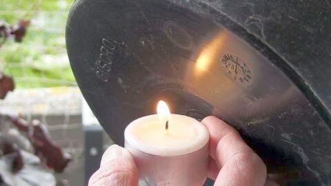 Löcher in Kunststoff-Blumentöpfe machen OHNE bohren: Man nehme eine Kerze, zünde sie an, und halte die Perforation des Topfes einige Sekunden über die Flamme. Anschließend mit einem Nagel oder ähnlichem durchstoßen.