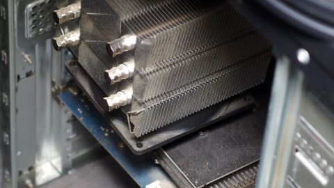 Ein Computer mit verstaubten Kühlkörpern steht in einem Gehäuse, das gereinigt werden sollte, um die Leistung zu verbessern.