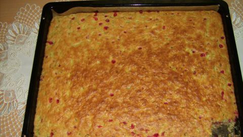 Zucchinikuchen mit Johannisbeeren auf einem Backblech, liegt auf einer Tischdecke; Datumstempel: 13/07/2014 12:41.