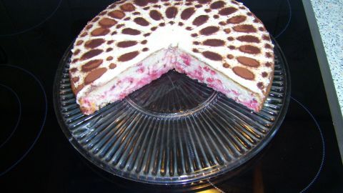 Ein Johannisbeerkuchen mit Muster wird auf einem Glasteller präsentiert; ein Stück fehlt. Am Rand ist das Datum 22/07/2014 12:19 auf einer Herdplatte zu sehen.
