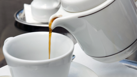 Mit etwas Natron im Kaffee reduzierst du die Säure und sorgst für ein milderes Aroma in deiner Tasse, wie das Bild zeigt.