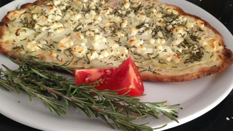 Vegetarischer Flammkuchen mit Ziegenkäse und Honig