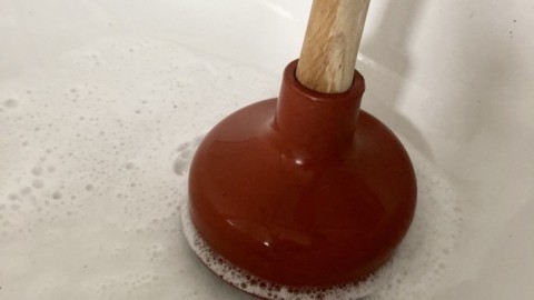 Abfluss der Dusche reinigen - einfach mit Klosauger/Pümpel