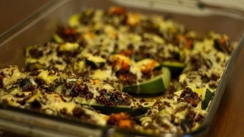Die Zucchini sind gefüllt mit einer köstlichen Mischung aus Gemüse und Quinoa und bieten eine gesunde, vegetarische Mahlzeit. Perfekt für ein leichtes Abendessen oder als Beilage. Schau dir das Rezept an und lass es dir schmecken! Gefüllte Zucchini mit Gemüse und Quinoa liegen in einer Auflaufform, frisch zubereitet und appetitlich angerichtet.