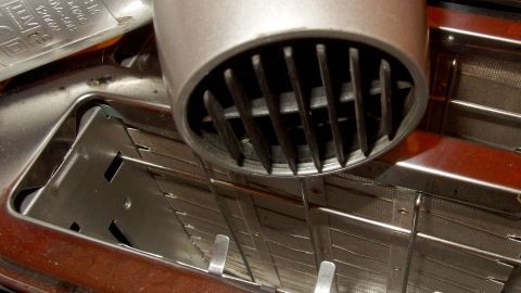 Ein Toastersieb liegt bereit, um Krümel zu sammeln, während die Reinigung des Toasters in einer modernen Küche erfolgt.