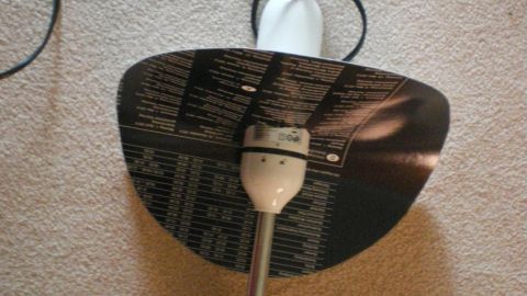 Ein Stabmixer mit langem Kabel liegt auf einem Teppich, darüber eine Broschüre. Text: "50g 1,8oz / 4cl 1,3oz / 1cl 0,3oz".