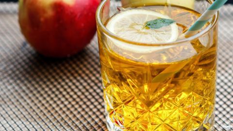 Da werden Erinnerungen wach: Hier findest du ein nostalgisches Rezept für leckeren Apfelkorn aus den sechziger Jahren.