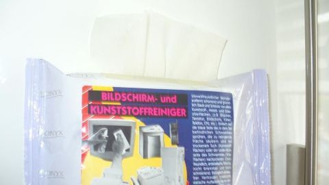 Eine Reinigungsset-Packung für glatte Küchenfronten liegt geöffnet auf einer hellen Oberfläche, um streifenfreies Reinigen zu ermöglichen.