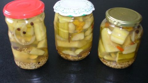 Schlangengurken süß-sauer-scharf einlegen: Mit diesem Rezept bringst du Gurkenvorrat würzig und lange haltbar ins Glas.