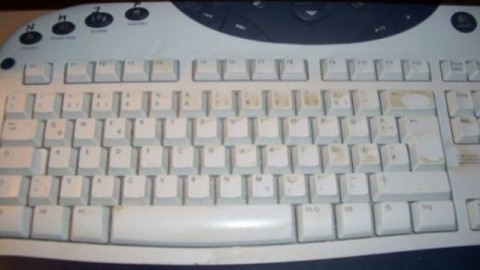 Computer-Tastatur mit Klarsichtfolie umwickeln