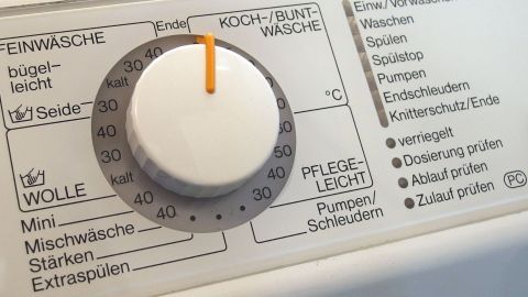 Ein Waschmaschinenregler zeigt verschiedene Programme für das Wäschewaschen. Die Einstellungen helfen, Stromkosten zu sparen.