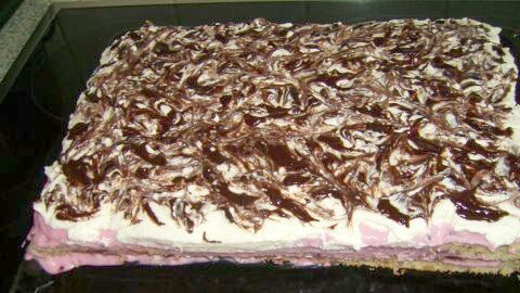 Blechkuchen mit Quark, Mascarpone, Beeren und Pudding: Fruchtige Schichten und cremiger Genuss – das perfekte Rezept für Gäste.