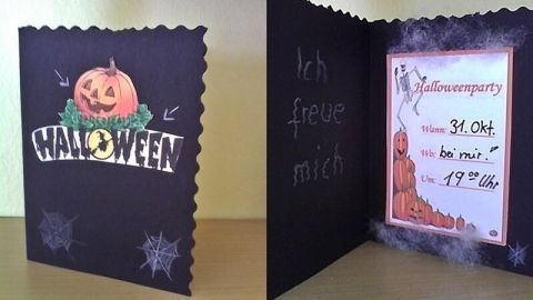 Eine Halloween Einladungskarte steht auf einem Tisch, zeigt Kürbisillustrationen und enthält Veranstaltungsdetails für eine Feier. Der Text lautet: "Ich freue mich auf dich! 31. Okt. 19:00 Uhr."