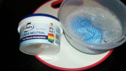 Ein Eimer mit Seifenwasser und ein Reinigungstuch sind bereit zum Putzen der Küche mit Linda Neutral.