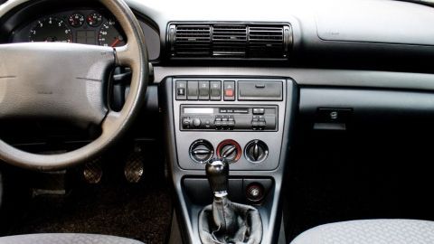 Ein Auto mit einem einfachen Armaturenbrett steht in einem trockenen Umfeld, während die Instrumente zur Entfeuchtung sichtbar sind.