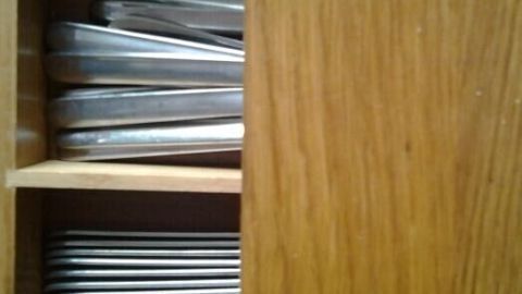 In einer Schublade liegen ordentlich Gabeln und Löffel, die darauf warten, zum Essen verwendet zu werden.