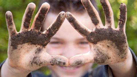 Dreckige Nagelhaut reinigen