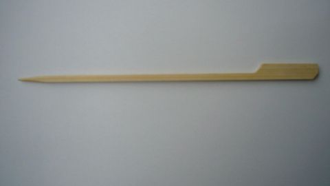 Ein Essstäbchen liegt auf einem weißen Untergrund, bereit, wiederverwendet zu werden für verschiedene Gerichte.