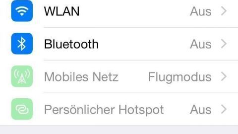 Ein Smartphone-Display zeigt die Einstellungen mit aktivem Flugmodus und Optionen für WLAN und Bluetooth.