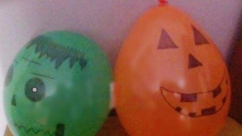 Halloween Party: mit Luftballons dekorieren