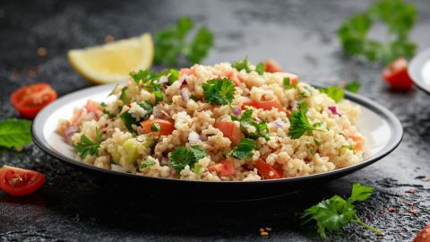 Dieser Türkische Bulgursalat ist perfekt für ein leichtes Mittag- oder Abendessen und eignet sich auch hervorragend als Beilage zum Grillen.