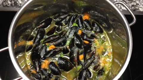 So sortierst Du frische Miesmuscheln richtig, bevor sie wie hier im Topf mit Gemüse lecker zubereitet werden.