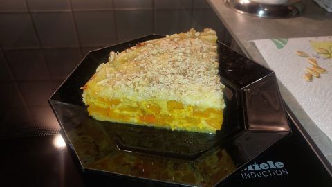 Herzhafte vegetarische Kürbis-Quiche: Saftiger Kürbis trifft auf knusprigen Boden und Walnuss-Topping, ideal für den Herbst.