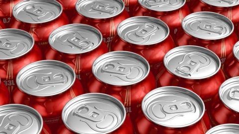 Getränkedosen stehen dicht beieinander, alle in roter Farbe, mit silbernen Deckeln und der Aufschrift „0.33L CARBONATED DRINK“.