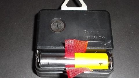 Eine schwarze Batteriebox mit einer gelben Batterie, die geöffnet ist, um einen einfachen Wechsel der Batterien zu ermöglichen.
