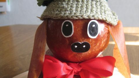 Originelles Geschenk: Der Wursthund aus Brötchen, Wurst und Deko bringt Spaß und Überraschung auf jede Feier.