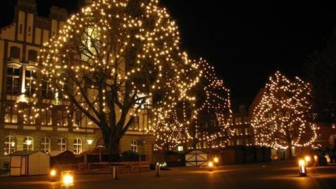 Außenlichterketten für Weihnachten anbringen