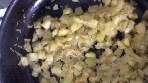 In einer Pfanne braten kleine, gewürfelte Stücke von Spaghettikürbis goldbraun an und verbreiten appetitlichen Duft.