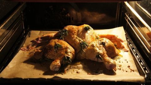 Knuspriges Huhn wird im Ofen zubereitet, um gleichmäßig goldbraun und einfacher zu portionieren.