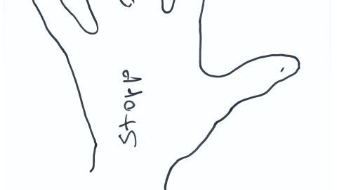 Eine handgezeichnete Hand zeigt fünf Finger. Auf der Innenfläche steht das Wort „STOPP“, um das Kochen zu unterbrechen.