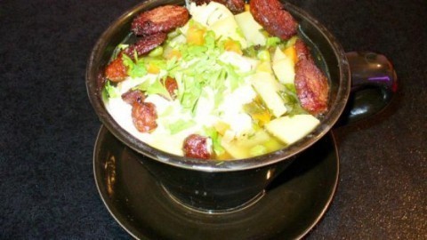 Kartoffelsuppe mit Gemüse und Knoblauchwurst
