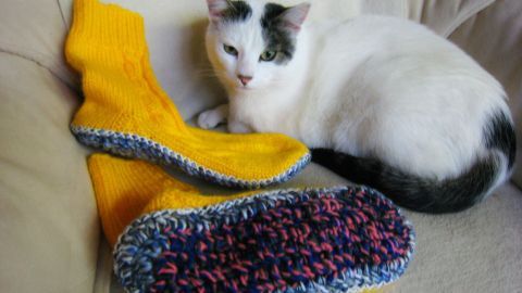 Gestrickte Socken mit dicken Sohlen als Hausschuhe