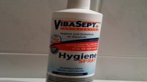 Ein Hygiene-Spray steht auf einer Ablage in einem Badezimmer, bereit zur Behandlung von Nagelpilz effektiv und günstig.