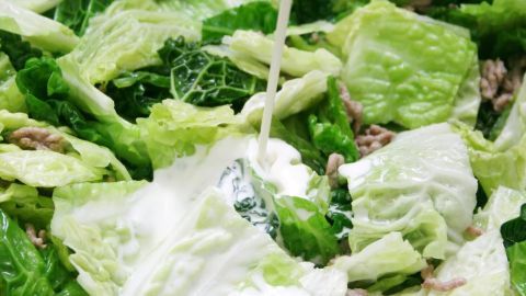 Eine frische Mischung aus Wirsing und grünen Blättern wird mit cremiger Kokosmilch übergossen, um einen herzhaften Eintopf zu kreieren.