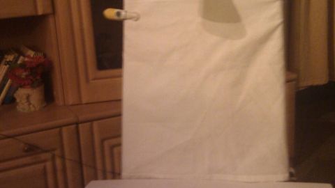 Auf einem Stuhl steht ein großes Blatt Papier, welches mit Klammern befestigt ist, um Bilder für Tipps zu erstellen.