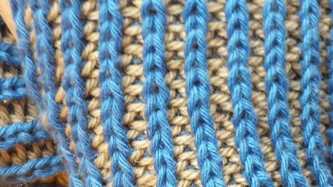Mit dem zweifarbigen Halbpatent entsteht ein plastisches zweifarbiges Strickmuster, das wie auf dem Bild moderne Farbakzente setzt.