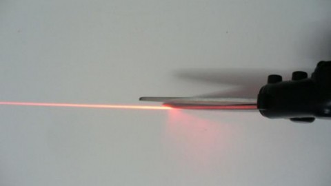 Schneiderschere mit Laserschnittführung