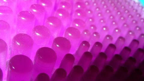 Eine strukturierte, pinkfarbene Noppensohle liegt auf einer Oberfläche und bietet Fußmassagen für mehr Komfort bei jedem Schritt.