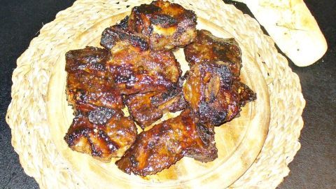 Zarte, marinierte Rinderrippen wie im Artikel: Im Backofen bei Niedrigtemperatur gegart und ideal mit frischem Baguette serviert.