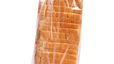 Offenes Toastbrot wird in einer durchsichtigen Plastiktüte gelagert und steht aufrecht, um länger haltbar zu bleiben.