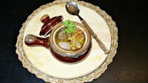 Viererlei Zwiebelsuppe mit Petersilien-Hackklößchen