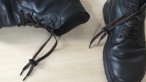 Schuhe binden mit Kordelstopper