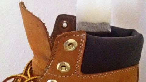 Ein Teebeutel befindet sich in einem Stiefel und absorbiert schlechte Gerüche, um frische Luft zu fördern.