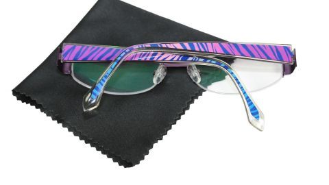 Eine Brille mit bunten Bügeln liegt auf einem schwarzen Reinigungstuch, bereit für den Austausch der Bügel.