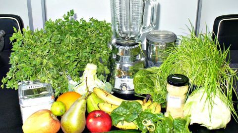 Frische Zutaten wie Obst und Gem&uuml;se liegen um einen Mixer, bereit f&uuml;r eine Vitaminkur zur F&ouml;rderung der Gesundheit.