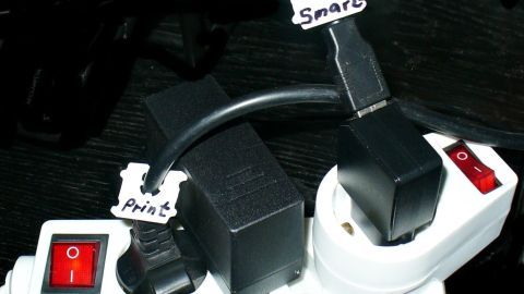 Eine schaltbare Zwischensteckerleiste mit zwei angeschlossenen Geräten, die zur Stromersparnis verwendet wird.